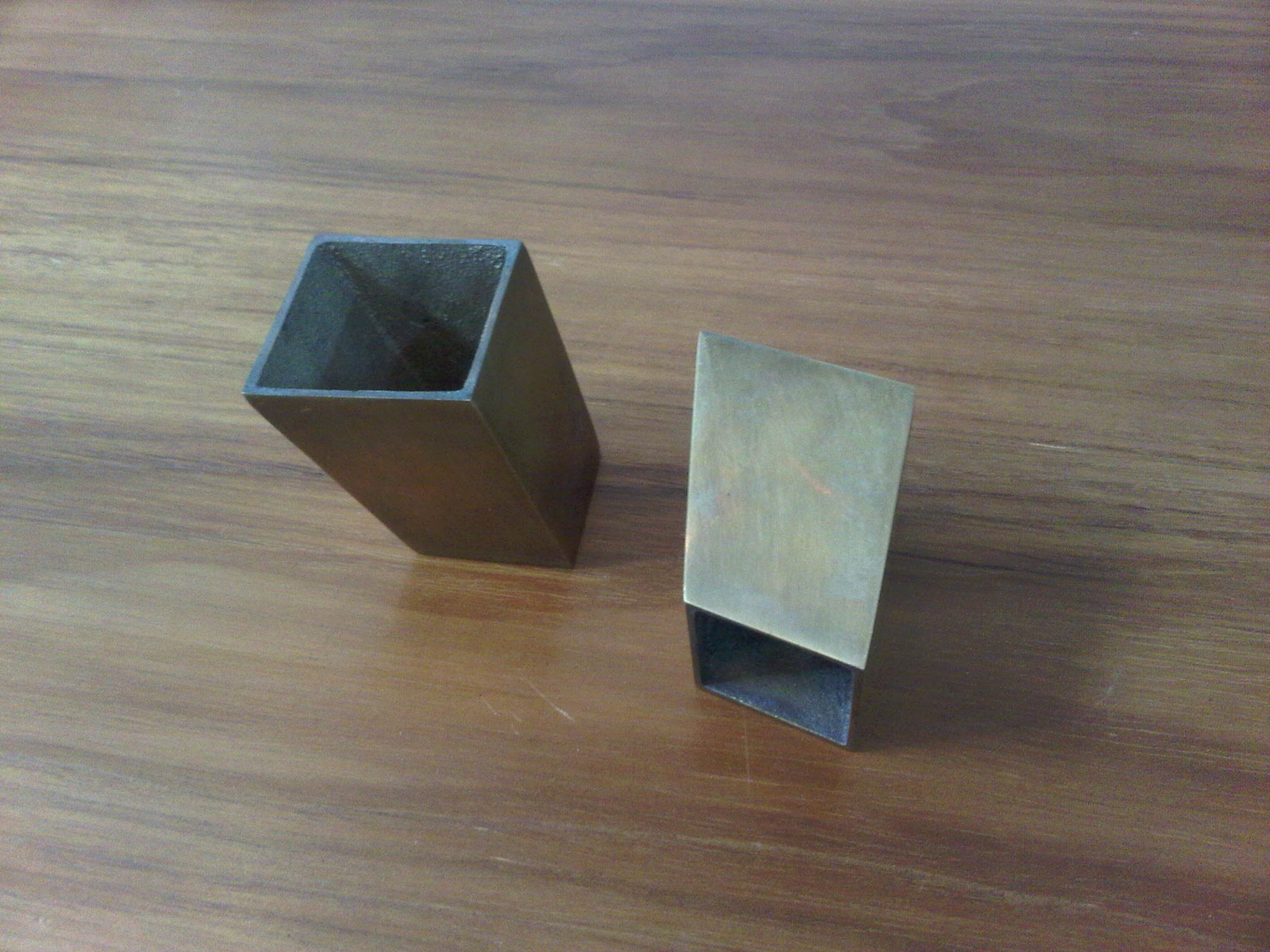 Brass shoe table Code Y.041A size 39x40xh53 mm.bottom hole 30x30 mm.