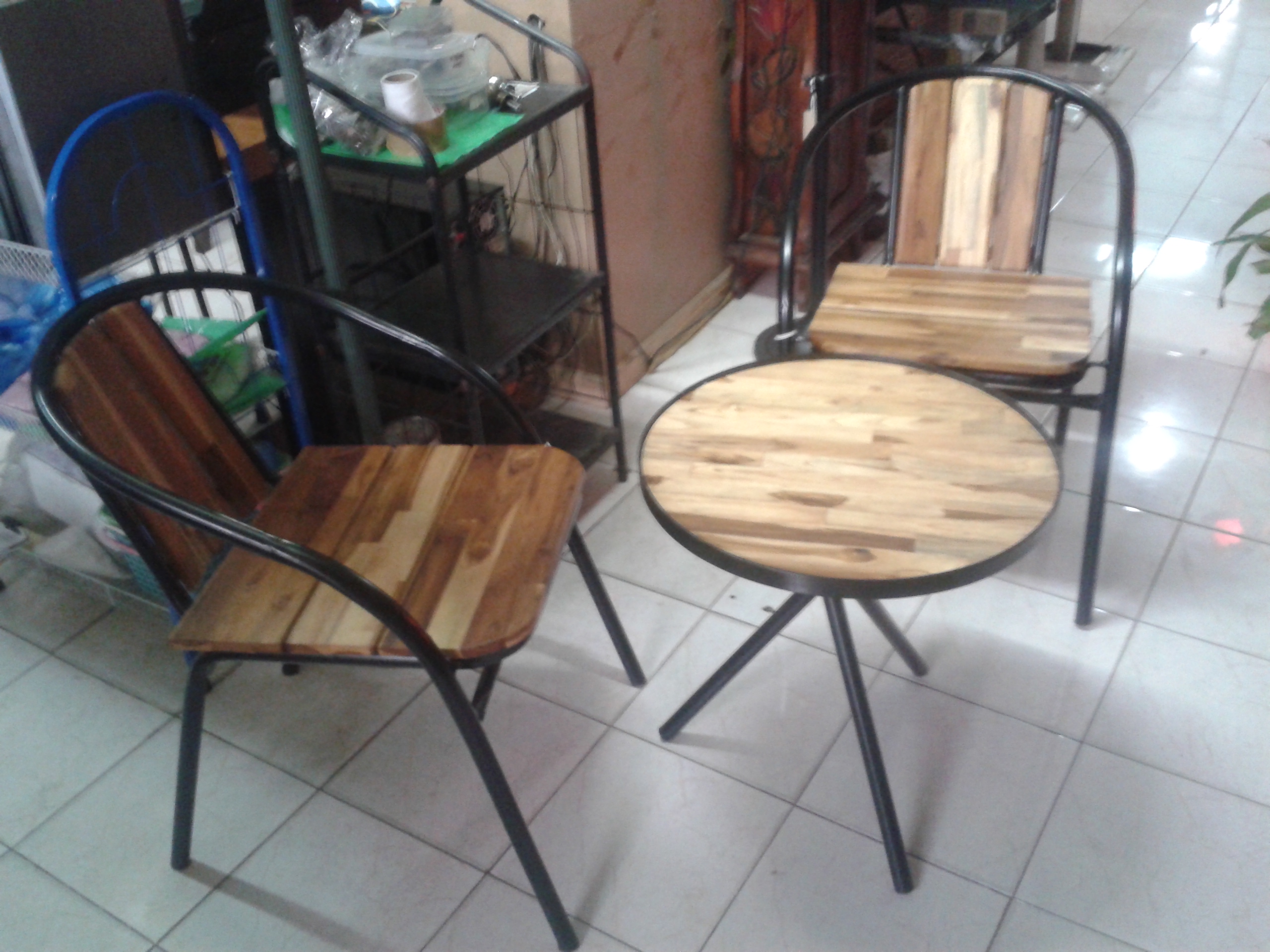 Iron coffee table with teak wood size table D: 50 cm. h :50 cm