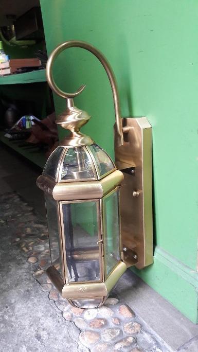 Brass wall lamp item code EGL18 size body 15 cm.high 38 cm. Base 20 x 10 cm.